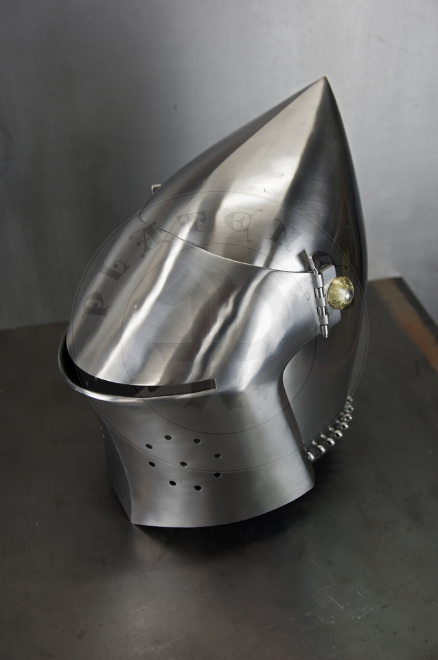 The bascinet based on original from Burgos combined with three visors: Loewenburg, Churburg CH16 and a plow like visor. Each visor is raised without welding. Hand engraved brass caps for the hinge's rivets. All hardened and tempered up to 34 HRC./ Basinet wzorowany na oryginale z Burgos w poczeniu z trzema zasonami: Loewenburg, Churburg CH16 i zasonie typu pug lub tzw. abi pysk. Kada z zason wykuta bez spawania. Rcznie grawerowane mosine nakadki na nity od zawiasw zasony. Wszystkie elementy hartowane i odpuszczany do 34 HRC.